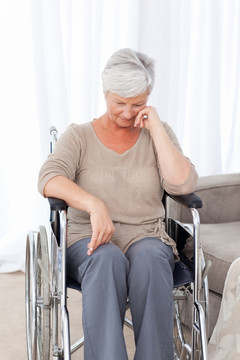 坐在轮椅上难过的老年病人