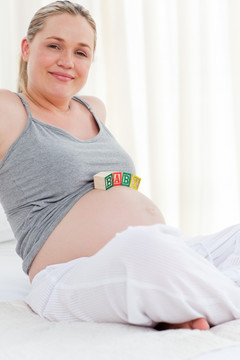 肚子上方字母方块的孕妇