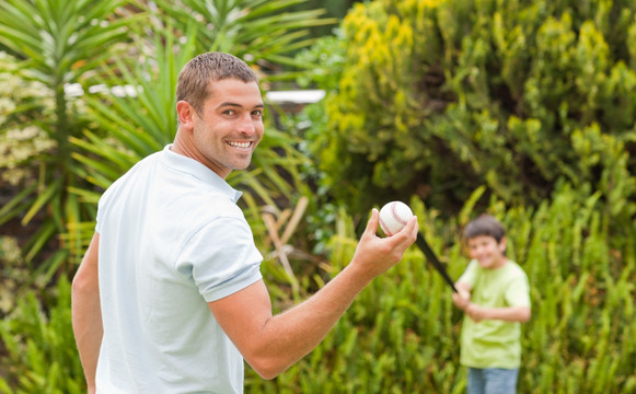 父亲和儿子一起打棒球