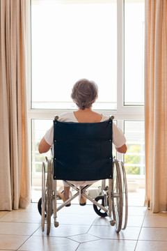 轮椅上的病人看窗外