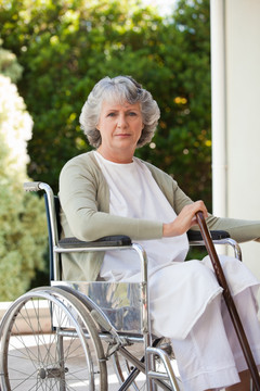 坐在轮椅上的老妇人