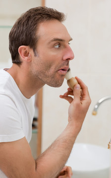 男人在浴室里剃须