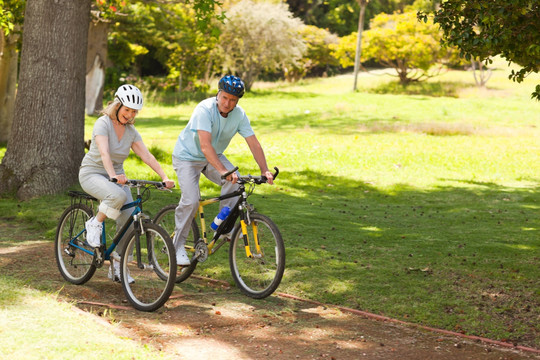 夫妻在公园骑自行车