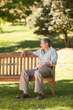 坐在公园长凳上的老年人