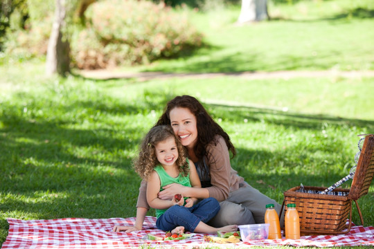 母亲和她的女儿野餐
