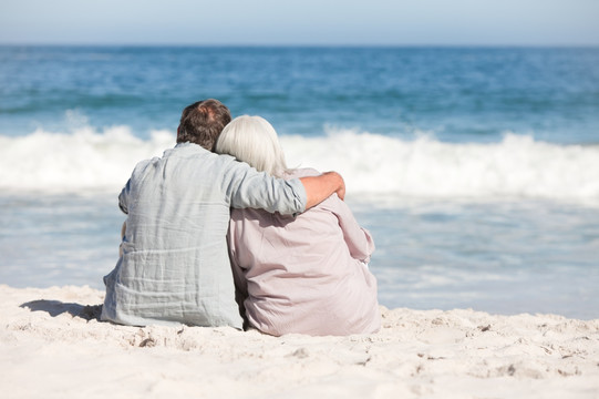 坐在海滩上的老夫妇