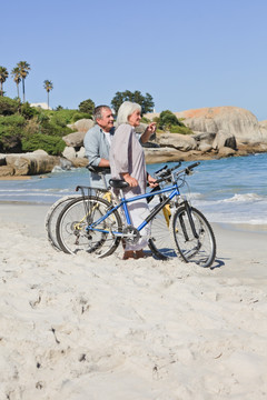 在海滩上骑行的老夫妇