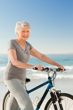 女人沙滩骑自行车