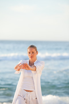在海滩上练习瑜伽的女人