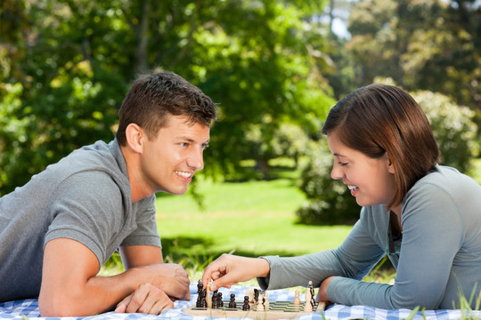 在公园里下棋的夫妇