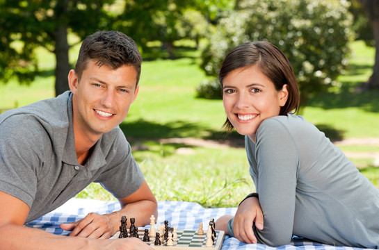 在公园里下棋的夫妇