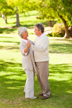 老年夫妇在公园里跳舞