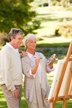 老年夫妇在公园画画