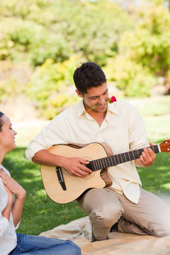 弹吉他给女朋友听的男人