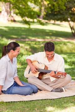 弹吉他给女朋友听的男人