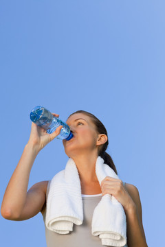 年轻女子运动后喝水