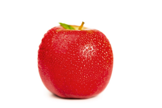 一个有叶子的湿的红苹果