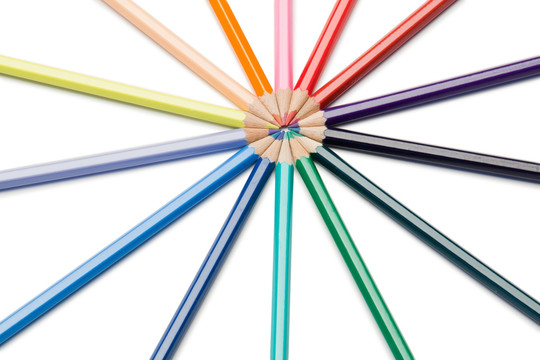 彩色铅笔呈放射状排列