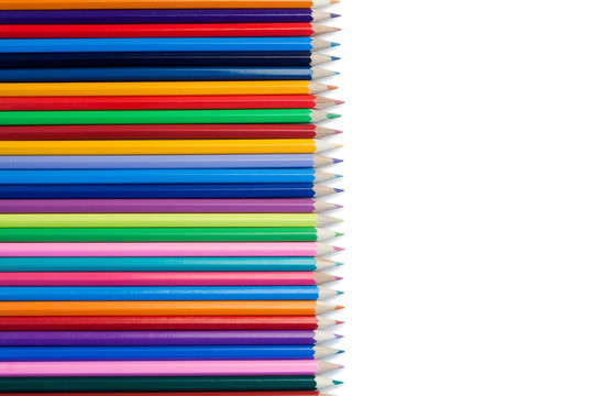 排列整齐有序的彩色铅笔