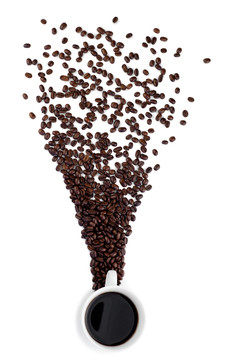 散落在咖啡旁的咖啡豆