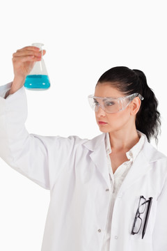 看着蓝色溶液的黑发女科学家