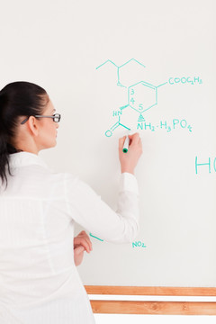 女科学家在白板上写化学结构