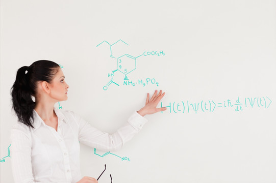 女科学家在白板上讲解化学结构