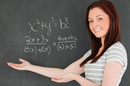 在黑板上解方程的女学生