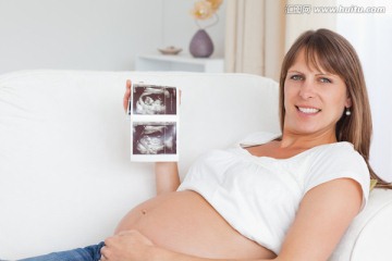 展示婴儿彩超图的孕妇