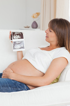 孕妇在看婴儿的超声波扫描
