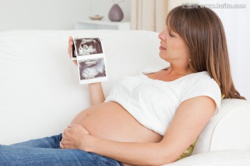 孕妇拿着B超像片