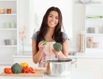 女人做蔬菜汤