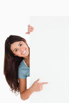 自信的女人用手指着一张白板