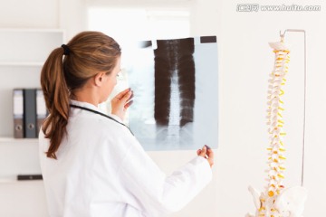 看X光片的女医生