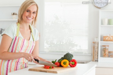 在厨房切蔬菜的女人