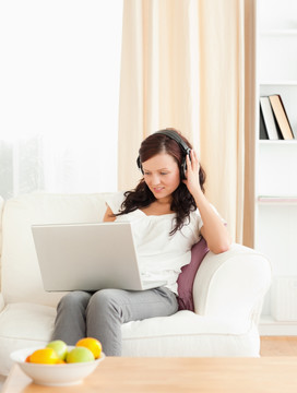 女人在电脑上听音乐