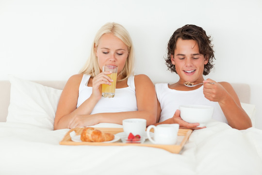 年轻夫妻在吃营养早餐