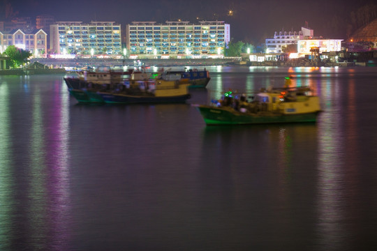 夜晚停泊的渔船