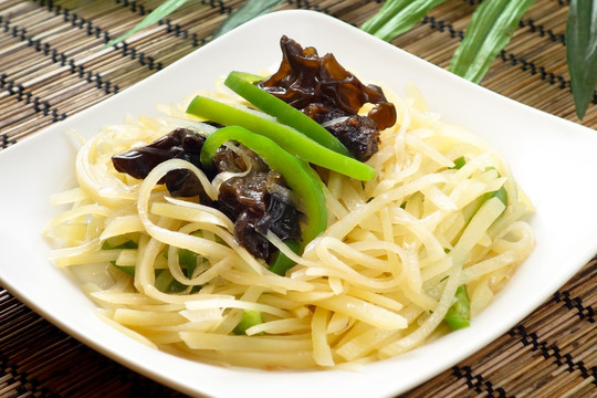 炝拌木耳土豆丝