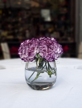 桌子上的装饰鲜花