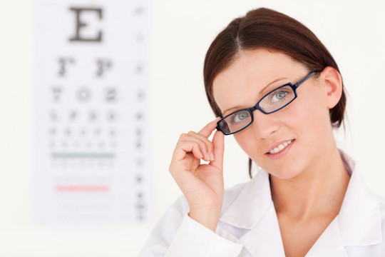 戴眼镜女医生和视力测试表