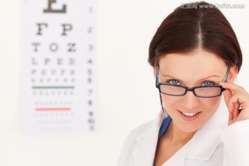 戴眼镜女医生和视力测试表