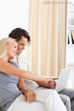 年轻夫妻一起玩电脑