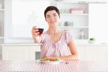 在厨房准备喝红酒的美丽女人