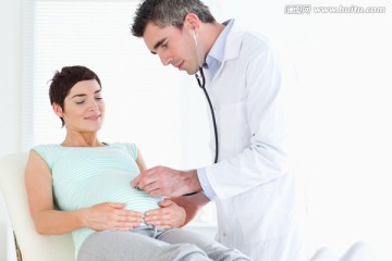听孕妇胎儿情况的男医生