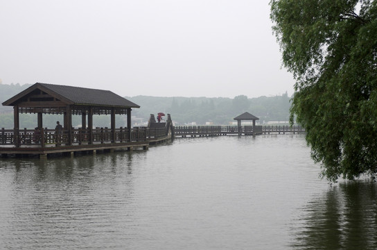 烟雨石湖