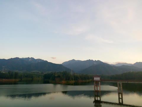 夜幕下的秦岭许家沟水库