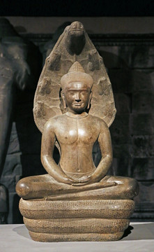 坐在那迦龙身上的佛陀像