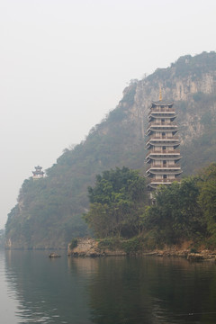 雾天柳江风景