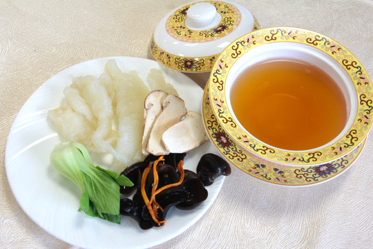 松茸菌煨花胶肚